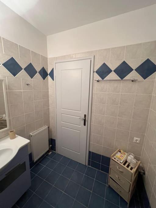Comfortable At Skouze Hill Apartment *